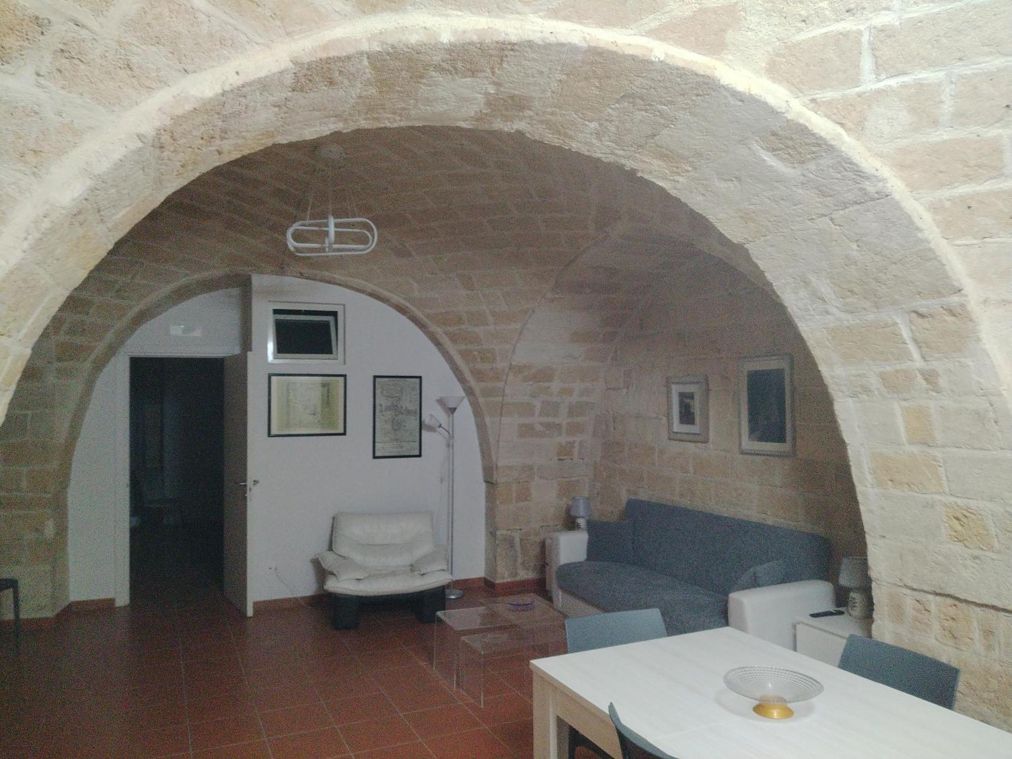 Casa Vacanza Nel Cuore Della Pietra Barletta Exterior foto