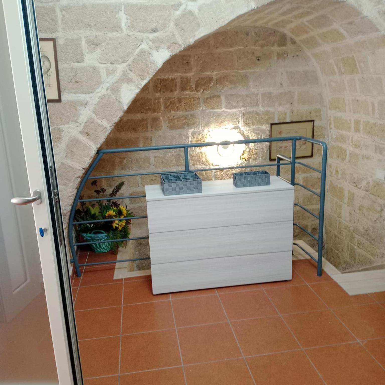 Casa Vacanza Nel Cuore Della Pietra Barletta Exterior foto