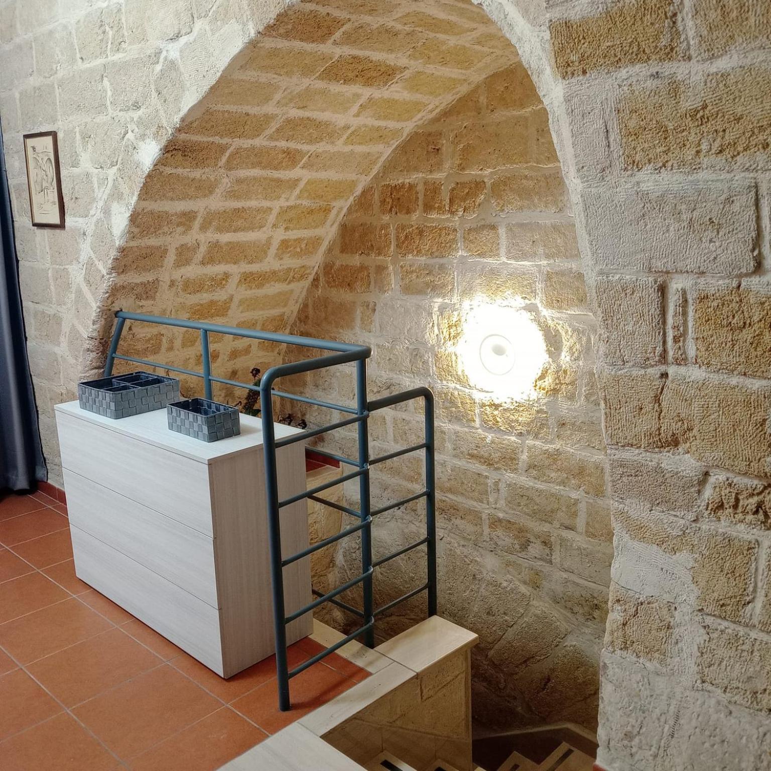 Casa Vacanza Nel Cuore Della Pietra Barletta Exterior foto