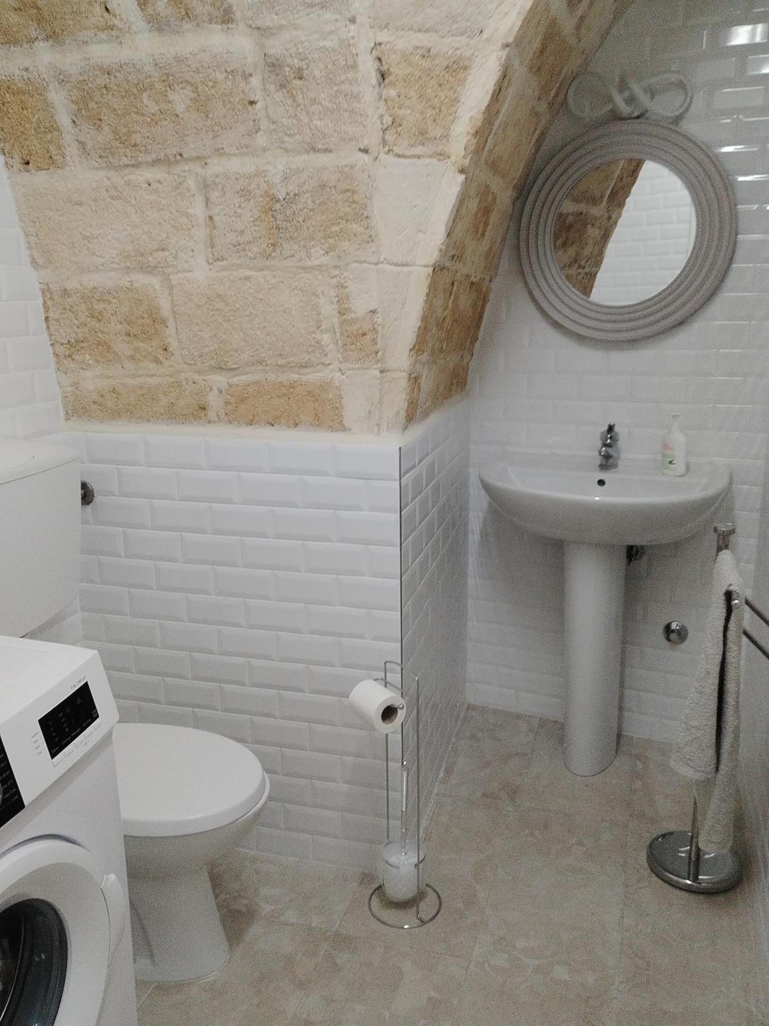 Casa Vacanza Nel Cuore Della Pietra Barletta Exterior foto