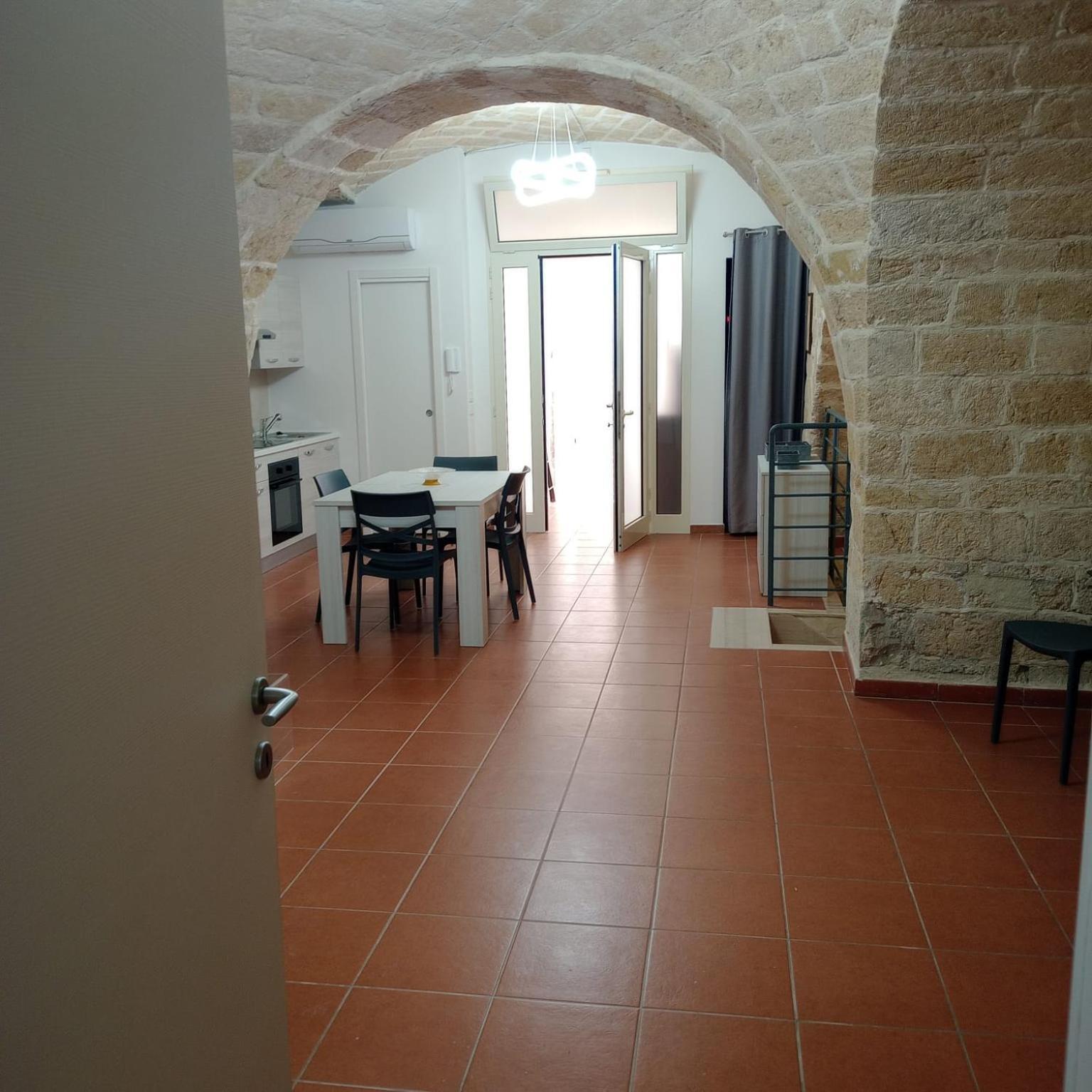 Casa Vacanza Nel Cuore Della Pietra Barletta Exterior foto