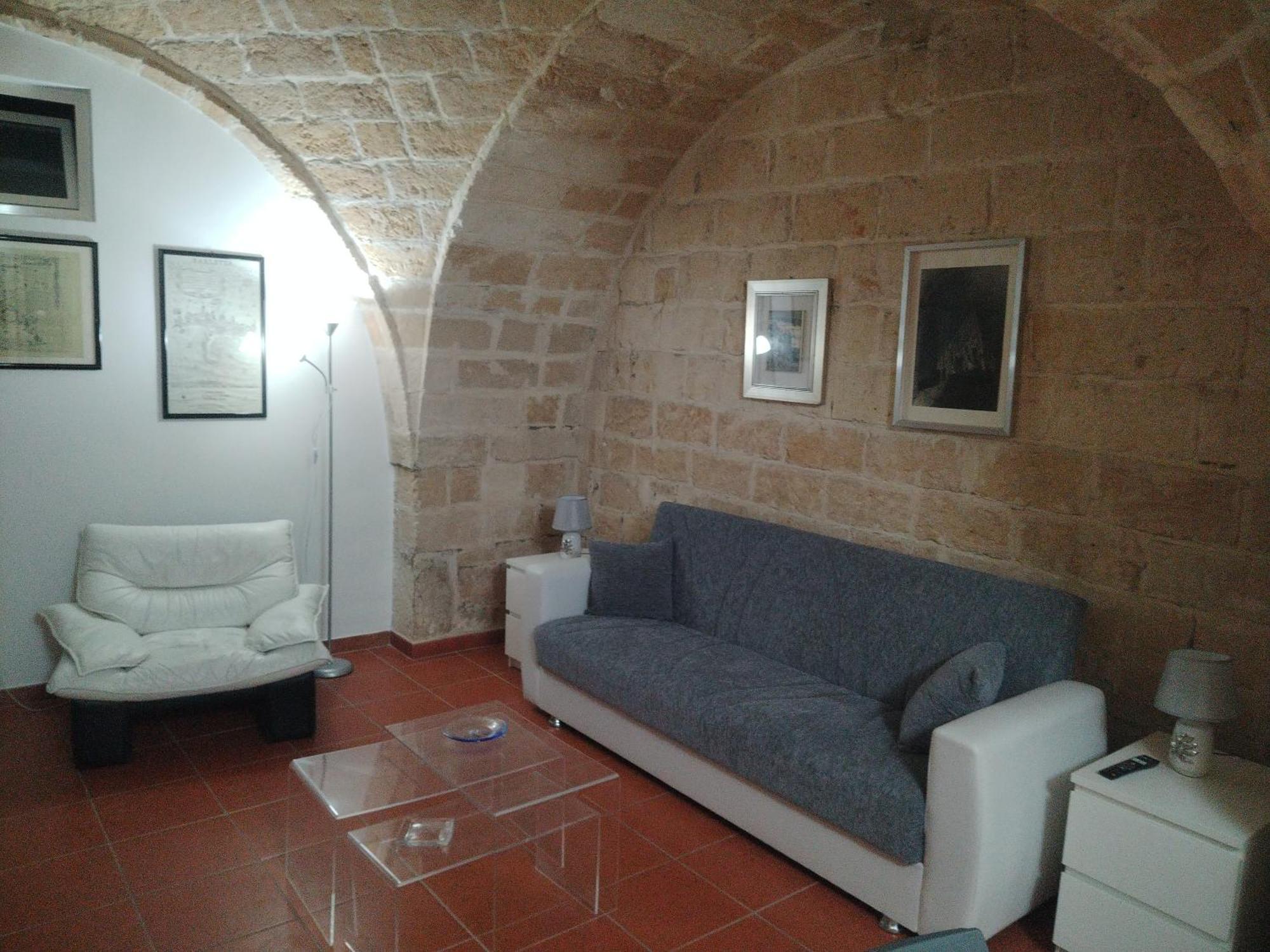 Casa Vacanza Nel Cuore Della Pietra Barletta Exterior foto