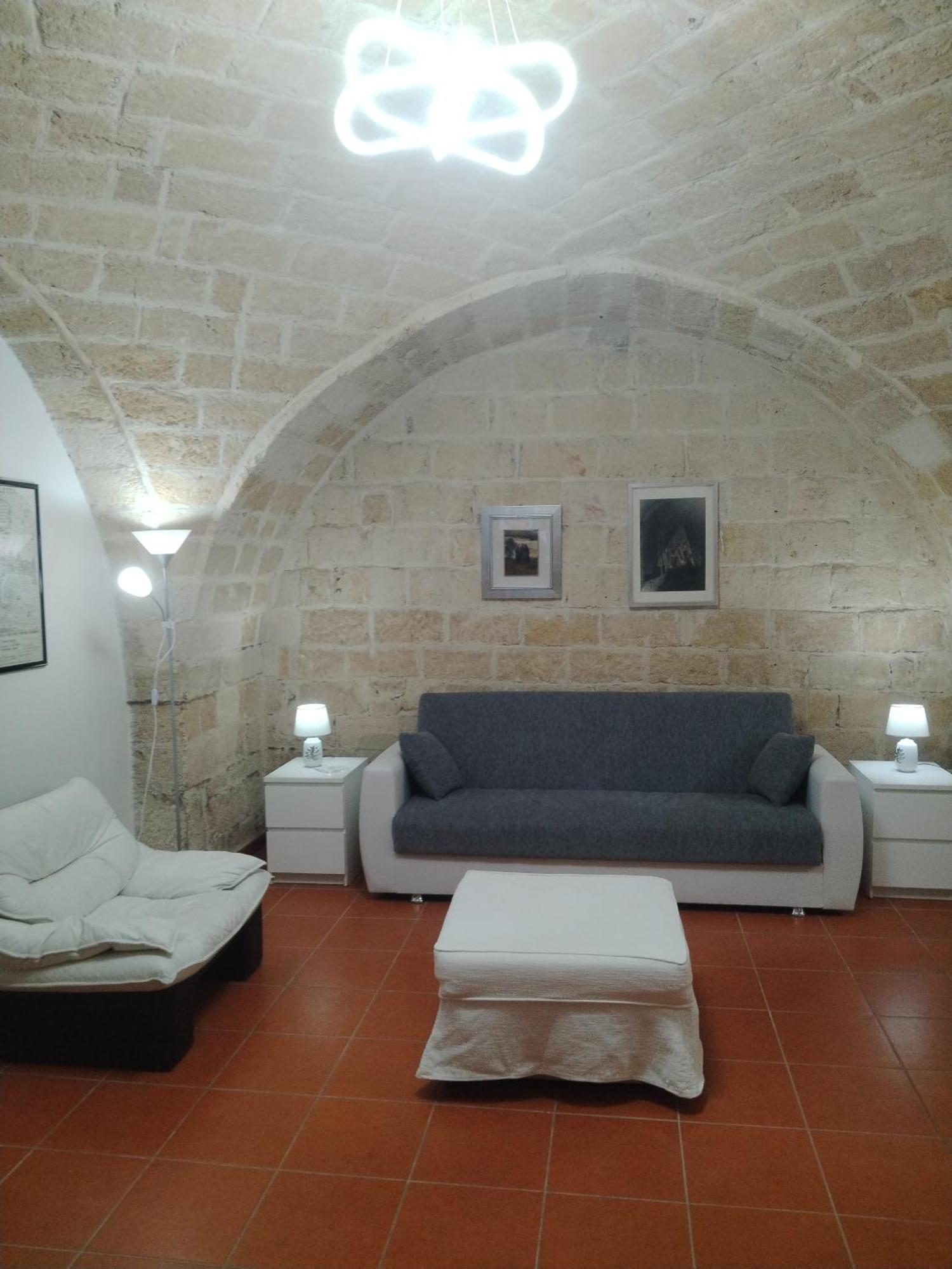 Casa Vacanza Nel Cuore Della Pietra Barletta Exterior foto