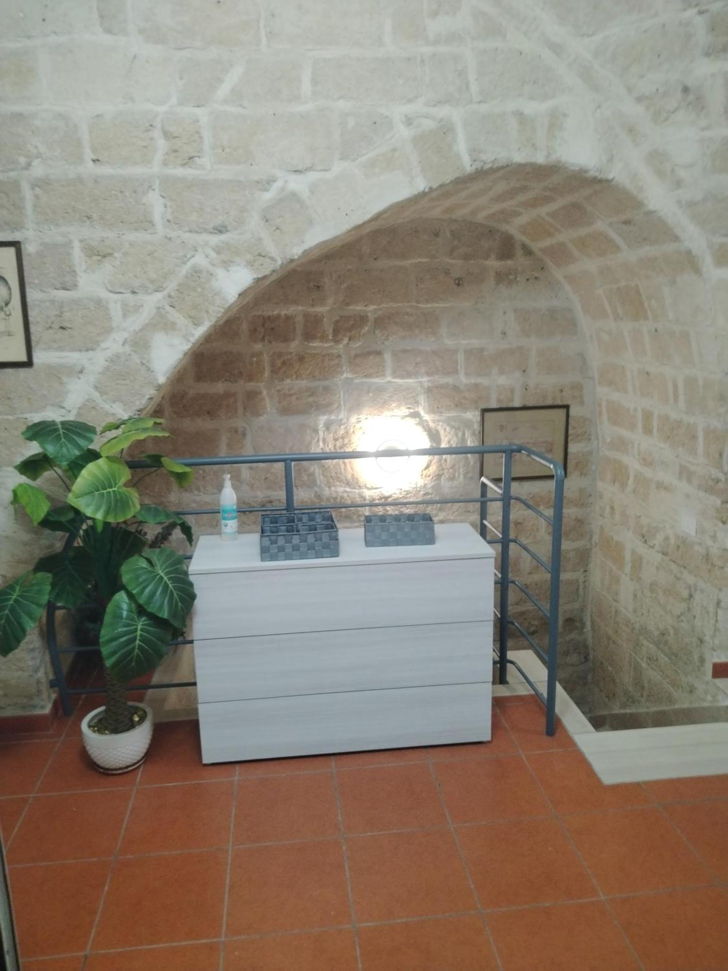 Casa Vacanza Nel Cuore Della Pietra Barletta Exterior foto